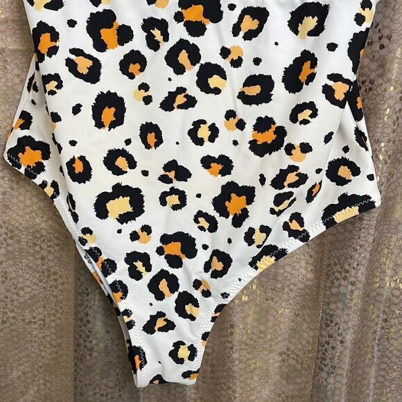 Cupshe white leopard print square cutout one piece swimsuit, size M, like new! - Picture 3 of 9